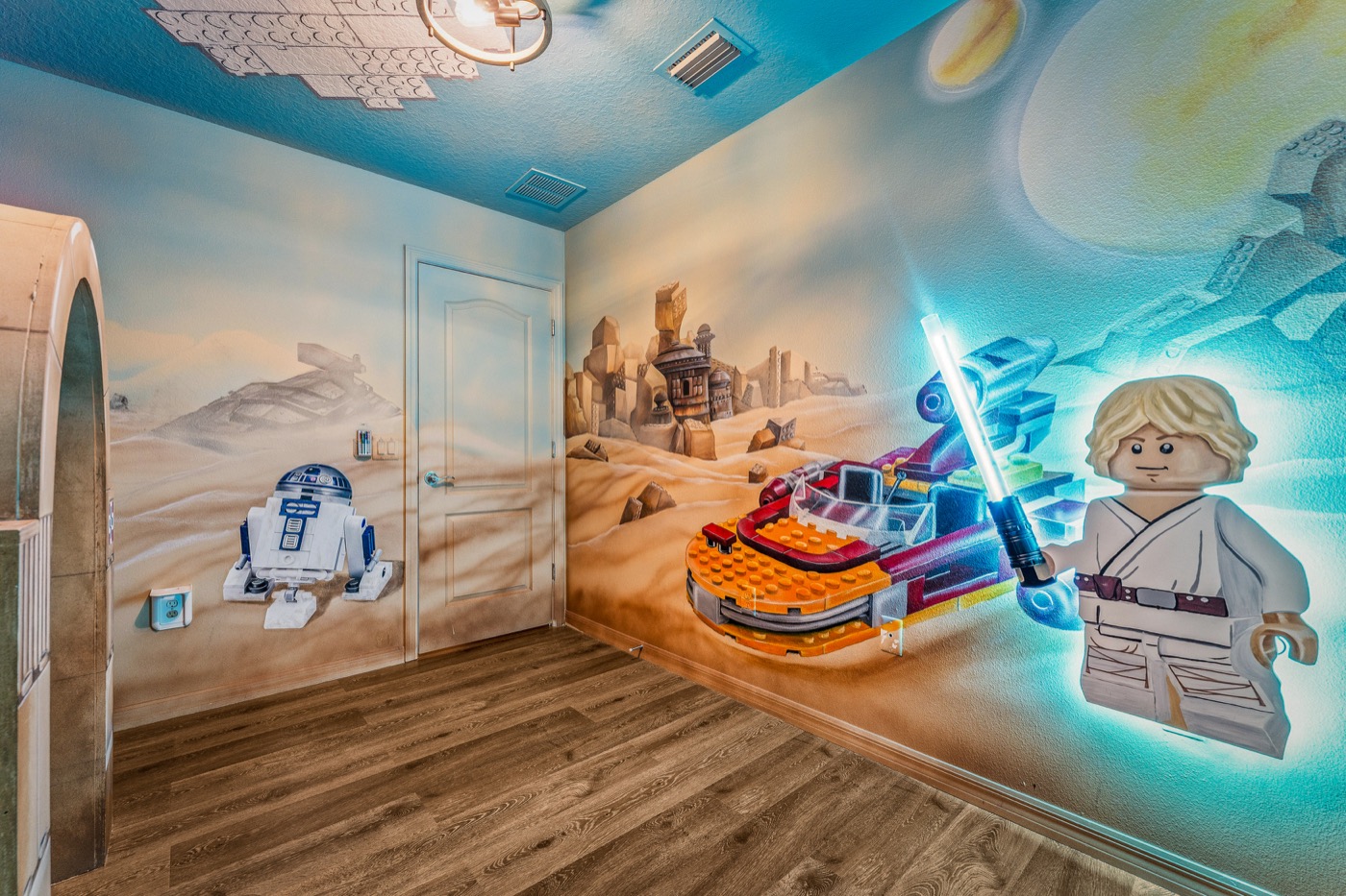 Star Wars Tatooine bunk room with LEGO Luke Skywalker, R2-D2 mural and custom speeder bed